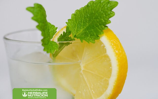 Agua de berenjena con limón para adelgazar naturalmente