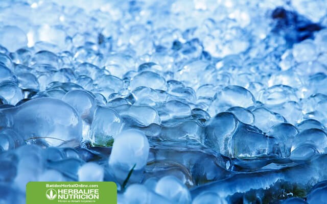 Mitos y beneficios al bajar de peso sobre el agua fría